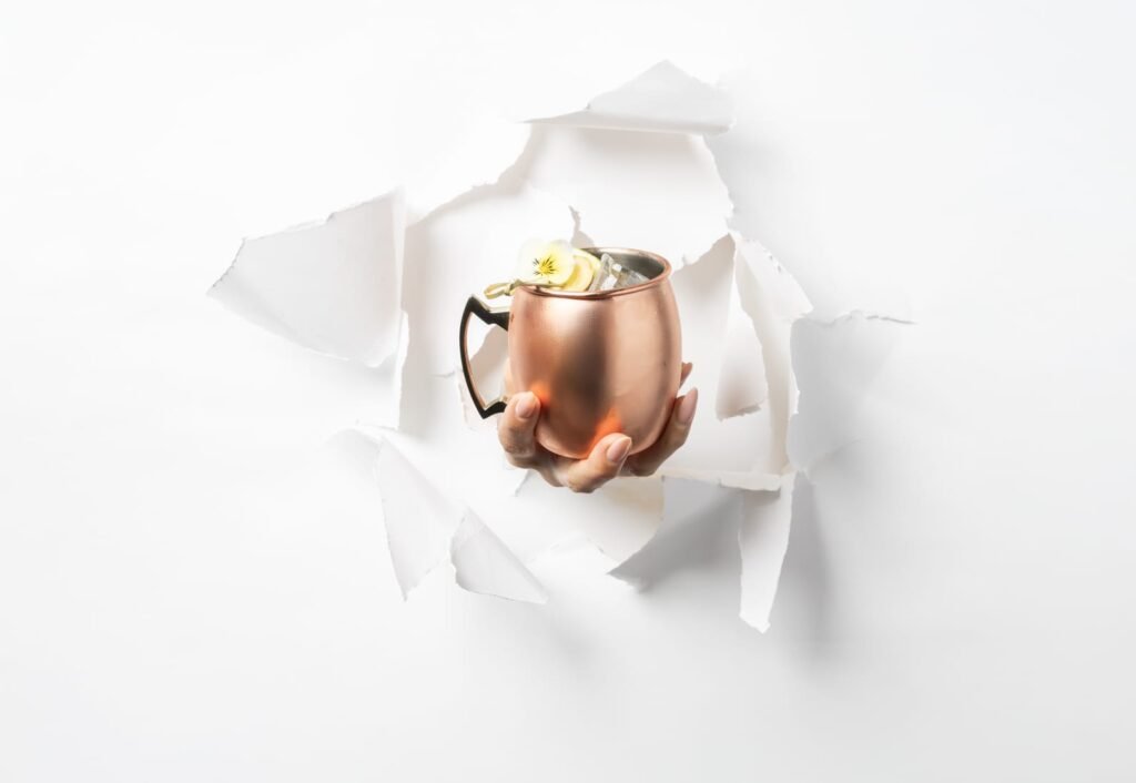 Fotografia creativa con il moscow Mule che sbuca da un muro